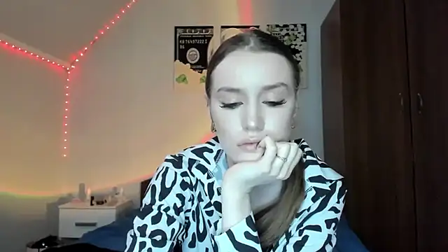 Snapshot of tinyglow chatting on April 9, 2026, 10:04 pm tinyglow online show from April 9, 2026, 10:04 pm