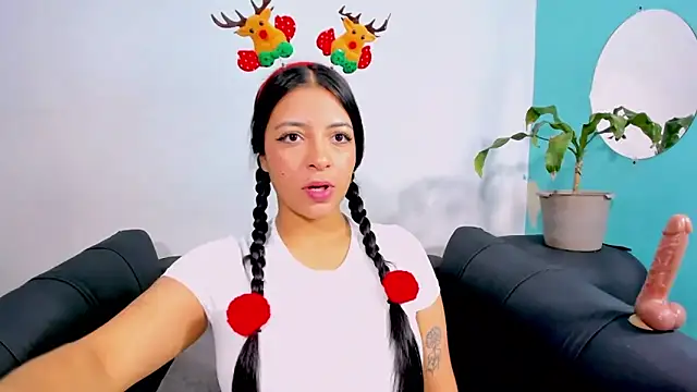 evelisse  online show from December 19, 2025, 3:57 am