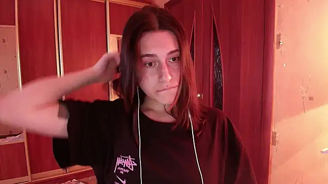 KristinaScott online show from April 3, 2026, 3:32 pm