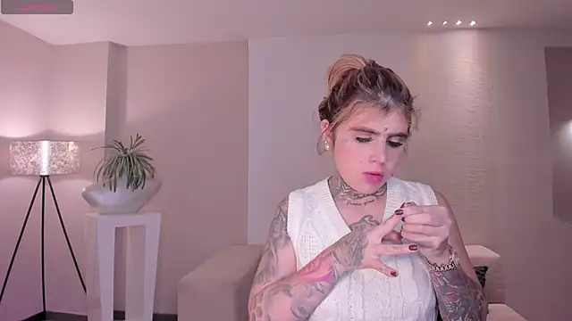 CarlaBrunni online show from December 22, 2025, 12:35 pm