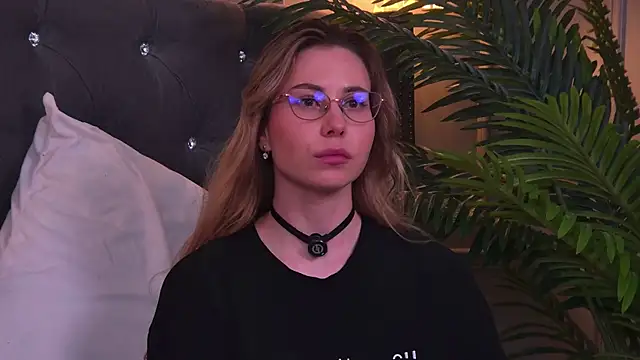 -SaraBlack- online show from June 14, 2026, 2:24 am