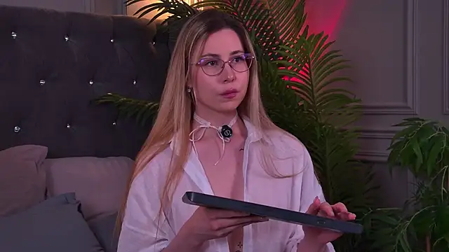 Snapshot of -SaraBlack- chatting on July 17, 2026, 4:23 pm -SaraBlack- online show from July 17, 2026, 4:23 pm