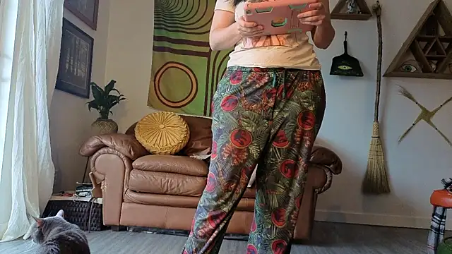 Snapshot of bruisedblossoms chatting on March 16, 2026, 6:01 pm bruisedblossoms online show from March 16, 2026, 6:01 pm