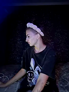 carolinakis  online show from November 19, 2025, 8:09 pm