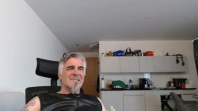 Buidapest online show from May 3, 2026, 2:45 pm