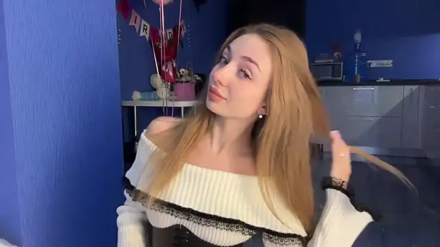 Jolienne online show from December 3, 2025, 3:21 pm