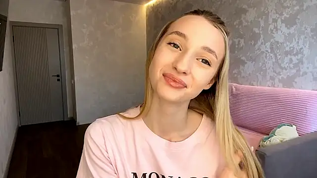 NikyHelton online show from November 18, 2025, 7:46 am