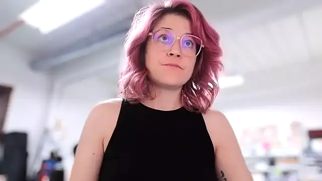 winestaindlips online show from November 25, 2025, 7:03 pm