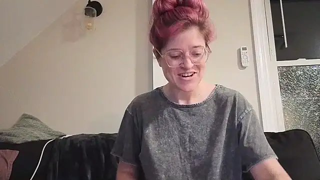 winestaindlips online show from December 2, 2025, 1:11 am