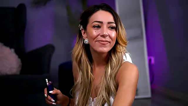 JuliaHyde online show from December 19, 2025, 4:08 am