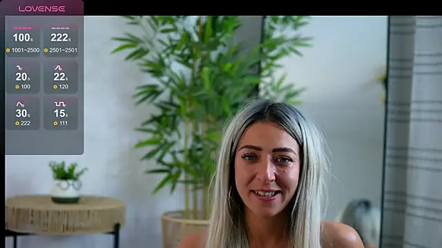 JuliaHyde online show from April 16, 2026, 9:39 pm