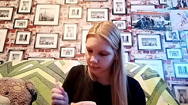 Snapshot of EvieBaggette chatting on November 17, 2025, 8:20 am EvieBaggette online show from November 17, 2025, 8:20 am