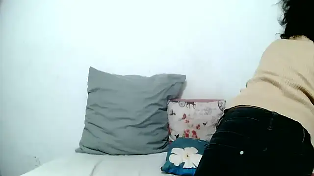 BrunetteNaomi8 online show from May 6, 2026, 8:03 pm
