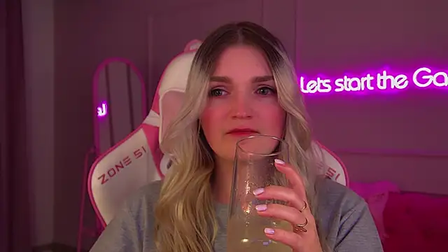 AnnyRaii online show from November 28, 2025, 7:49 pm