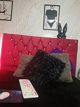 Miabellaksh online show from November 18, 2025, 1:37 pm