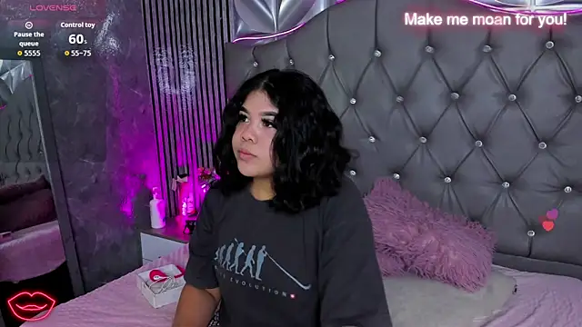 Snapshot of Amanda_Mooree chatting on May 17, 2026, 3:37 am Amanda Mooree online show from May 17, 2026, 3:37 am