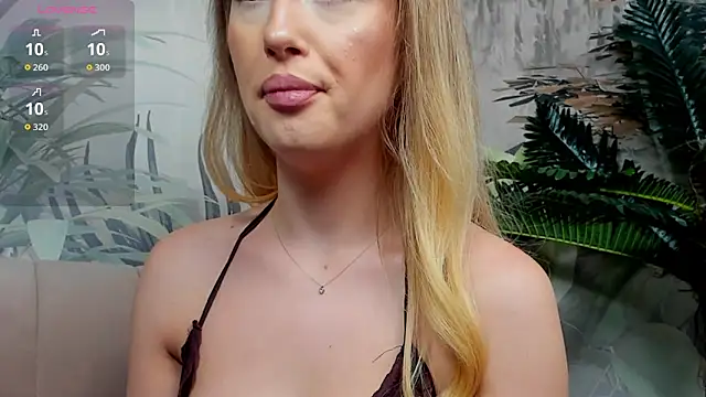 ChloeeBee online show from November 25, 2025, 7:03 pm