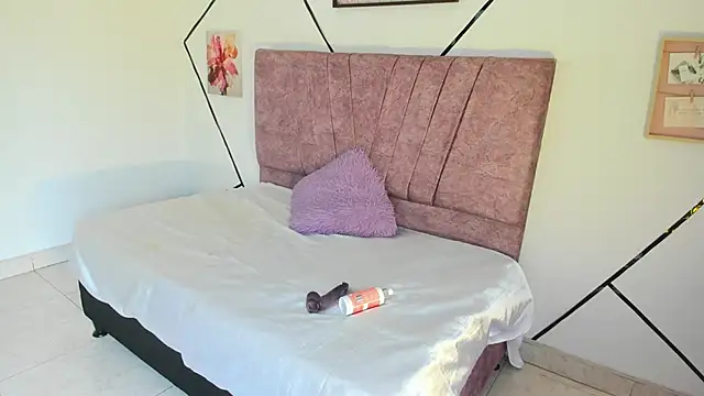 Snapshot of Julieta_Lein_ chatting on December 3, 2025, 8:40 pm Julieta Lein online show from December 3, 2025, 8:40 pm