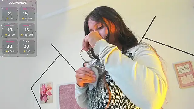 Snapshot of Julieta_Lein_ chatting on December 4, 2025, 10:40 pm Julieta Lein online show from December 4, 2025, 10:40 pm