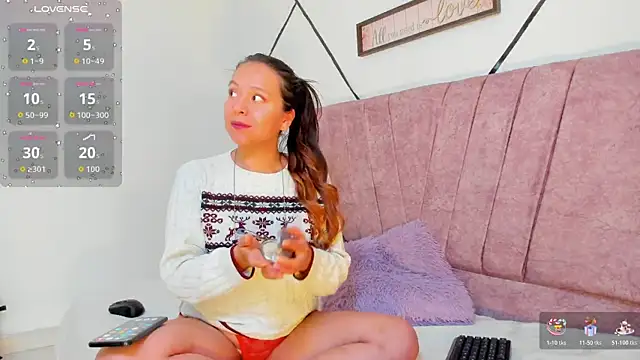 Snapshot of Julieta_Lein_ chatting on December 17, 2025, 9:43 pm Julieta Lein online show from December 17, 2025, 9:43 pm