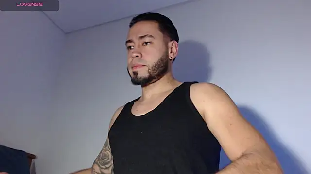 MikeSantoss1 online show from December 5, 2025, 2:31 am