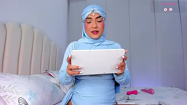 Snapshot of Amira-Zahra chatting on April 10, 2026, 10:14 pm Amira-Zahra online show from April 10, 2026, 10:14 pm
