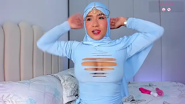 Snapshot of Amira-Zahra chatting on April 14, 2026, 10:10 am Amira-Zahra online show from April 14, 2026, 10:10 am