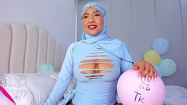 Snapshot of Amira-Zahra chatting on April 18, 2026, 9:26 pm Amira-Zahra online show from April 18, 2026, 9:26 pm