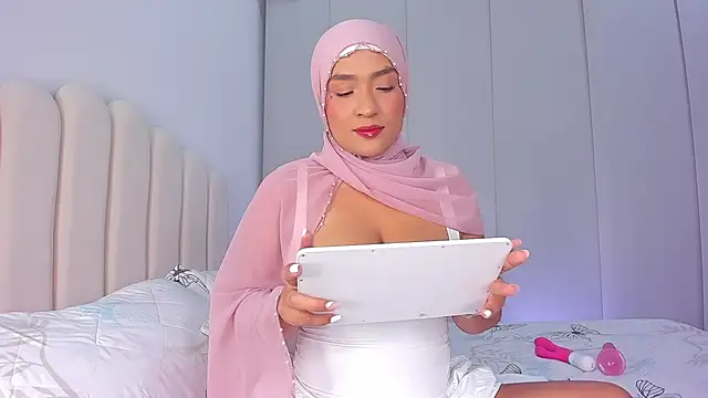 Snapshot of Amira-Zahra chatting on April 26, 2026, 9:23 pm Amira-Zahra online show from April 26, 2026, 9:23 pm