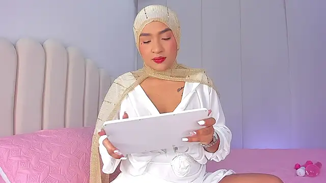 Snapshot of Amira-Zahra chatting on May 1, 2026, 10:25 pm Amira-Zahra online show from May 1, 2026, 10:25 pm