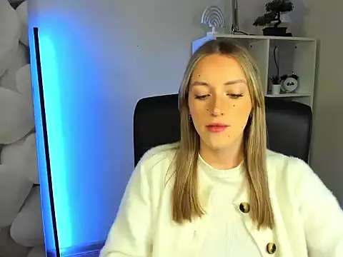 EvelynBlond online show from November 25, 2025, 6:24 am