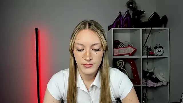 EvelynBlond online show from May 6, 2026, 12:43 pm