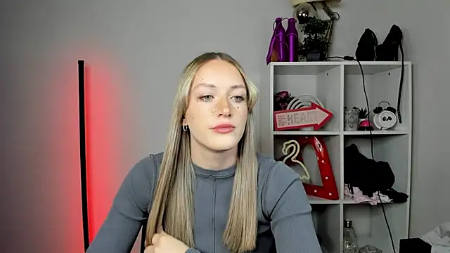 EvelynBlond online show from May 11, 2026, 12:33 pm