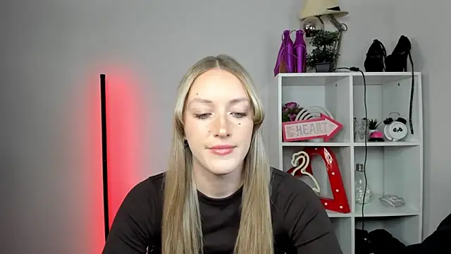 EvelynBlond online show from May 14, 2026, 12:45 pm