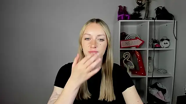 EvelynBlond online show from June 11, 2026, 12:36 pm