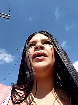 Layla-daring online show from May 9, 2026, 7:41 pm