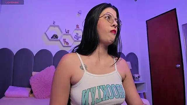 lunagomez24 online show from January 10, 2026, 2:24 am