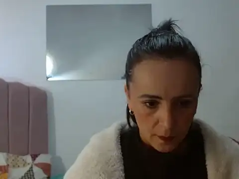 Juliana  lx online show from May 4, 2026, 2:02 pm
