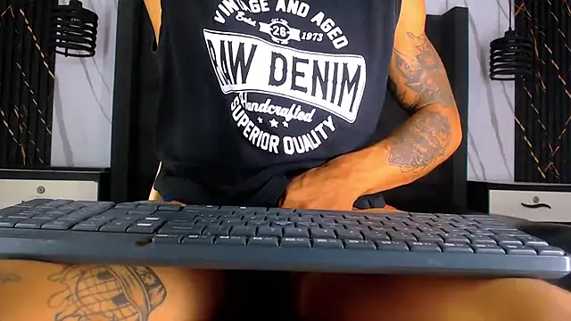 Hot Latino x online show from March 11, 2026, 7:42 pm