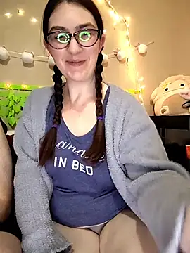 Snapshot of LaylaLucis chatting on March 27, 2026, 4:18 am LaylaLucis online show from March 27, 2026, 4:18 am