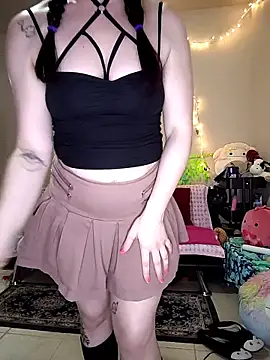 Snapshot of LaylaLucis chatting on April 10, 2026, 10:36 pm LaylaLucis online show from April 10, 2026, 10:36 pm