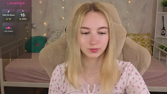 Snapshot of Shy_Polly chatting on June 12, 2026, 12:09 am Shy Polly online show from June 12, 2026, 12:09 am