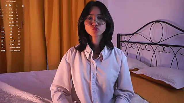 StaciaBratz online show from November 21, 2025, 7:01 pm