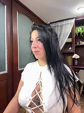VictoriaHenao online show from May 5, 2026, 9:23 pm