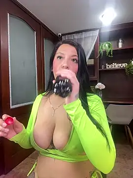VictoriaHenao online show from May 8, 2026, 9:42 pm
