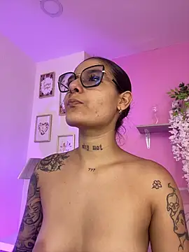 LauraRaider online show from June 26, 2026, 9:41 pm