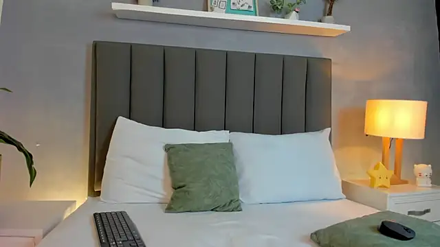 lindaa natashaa  online show from December 21, 2025, 2:51 am