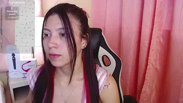 Snapshot of Hillary_Thomson chatting on December 17, 2025, 3:29 pm Hillary Thomson online show from December 17, 2025, 3:29 pm