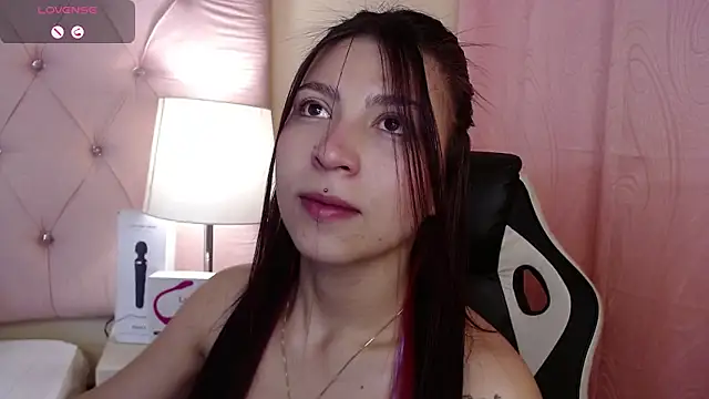 Snapshot of Hillary_Thomson chatting on December 19, 2025, 4:25 pm Hillary Thomson online show from December 19, 2025, 4:25 pm