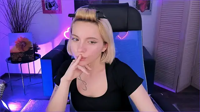 Snapshot of BlossomVesper chatting on December 3, 2025, 8:12 am BlossomVesper online show from December 3, 2025, 8:12 am